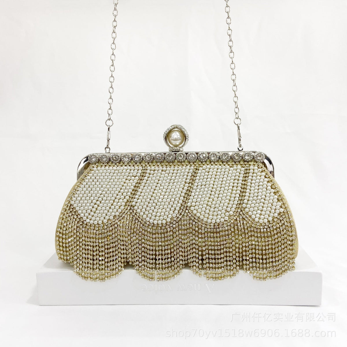Load image into Gallery viewer, Black Beaded Fringes Party Handbag